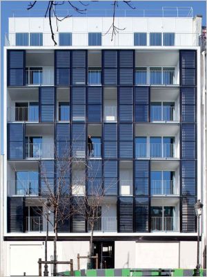 Un immeuble original de logements sociaux vient d’apparaître dans le paysage du célèbre quartier parisien de Barbès. C’est surtout sa façade qui devrait attirer la curiosité des passants puisqu’elle présente des panneaux solaires thermiques. Au final, 40% des besoins en eau chaude sanitaire devraient être couverts grâce à ce procédé. Un immeuble original de logements sociaux vient d’apparaître dans le paysage du célèbre quartier parisien de Barbès. C’est surtout sa façade qui devrait attirer la curiosité des passants puisqu’elle présente des panneaux solaires thermiques. Au final, 40% des besoins en eau chaude sanitaire devraient être couverts grâce à ce procédé.