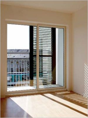 Vue de l'intérieur (voir photographies suivantes).
Un immeuble original de logements sociaux vient d’apparaître dans le paysage du célèbre quartier parisien de Barbès. C’est surtout sa façade qui devrait attirer la curiosité des passants puisqu’elle présente des panneaux solaires thermiques. Au final, 40% des besoins en eau chaude sanitaire devraient être couverts grâce à ce procédé. Vue de l'intérieur (voir photographies suivantes).
Un immeuble original de logements sociaux vient d’apparaître dans le paysage du célèbre quartier parisien de Barbès. C’est surtout sa façade qui devrait attirer la curiosité des passants puisqu’elle présente des panneaux solaires thermiques. Au final, 40% des besoins en eau chaude sanitaire devraient être couverts grâce à ce procédé.