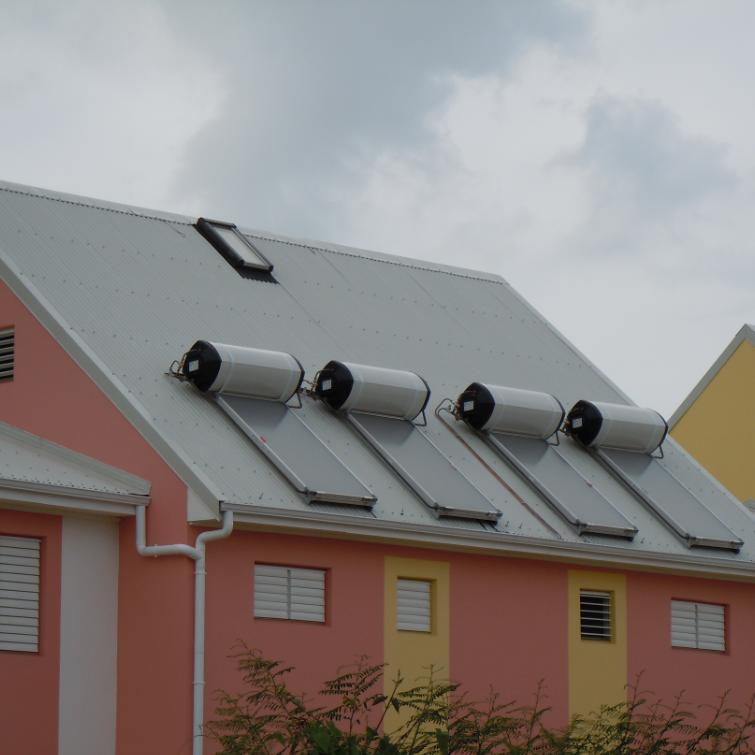 Installation solaire thermique à thermosiphon sur toiture inclinée