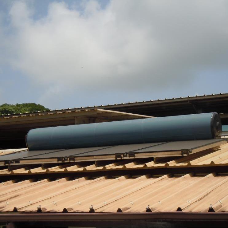 Installation solaire thermique à thermosiphon sur toiture inclinée
